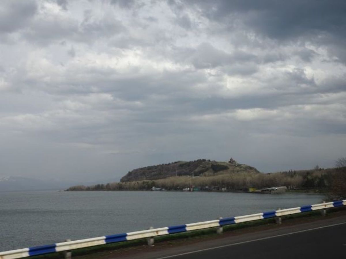 1枚目はセヴァン修道院、2枚目はセヴァン湖とセヴァン修道院、3枚目はセヴァ...