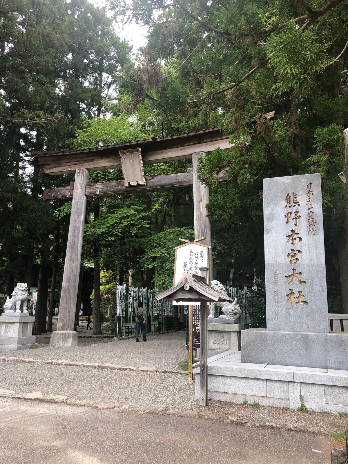 湯の峰温泉は外の川沿いにもたくさん湯の花が見られます