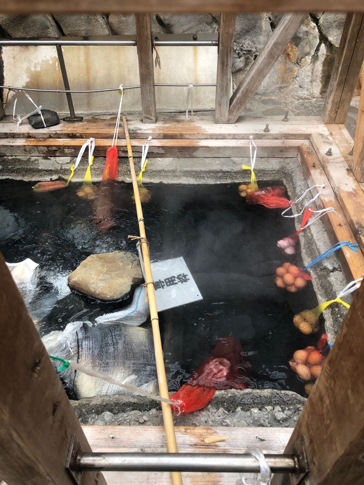 湯の峰温泉は外の川沿いにもたくさん湯の花が見られます