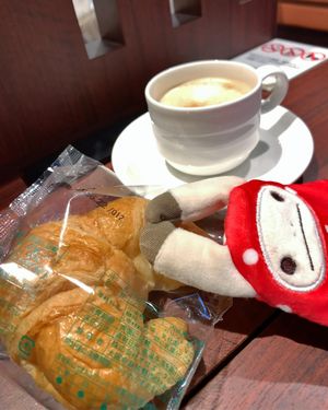 ★1日目

伊丹空港のカードラウンジで充電。

ホテルに荷物を預けて、日本...