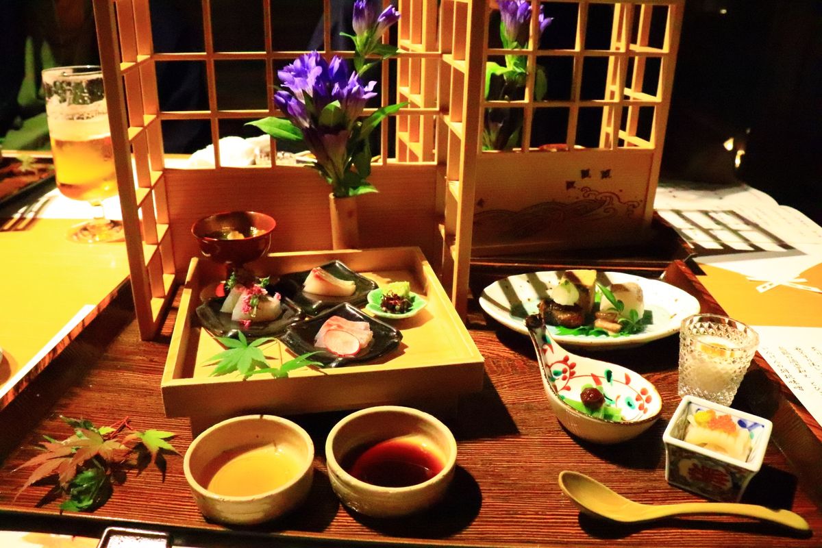 
豪華なお料理とお祝いのケーキ

