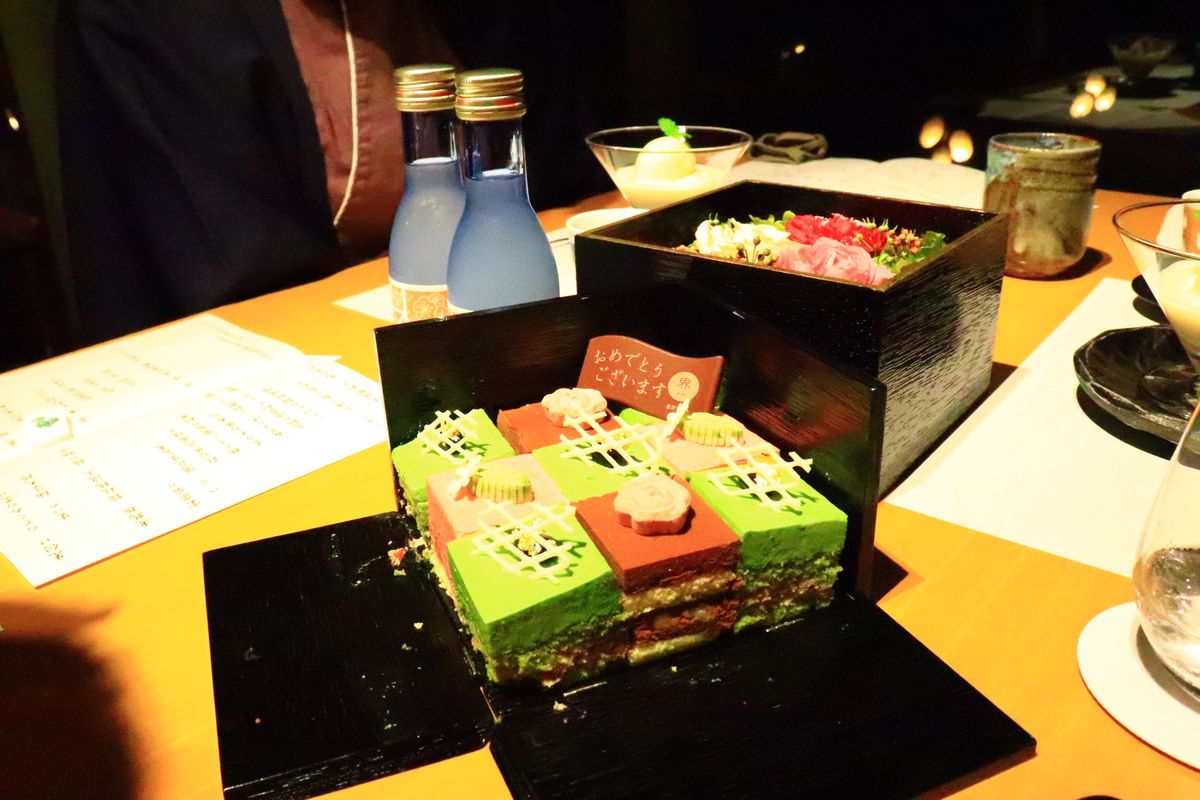 
豪華なお料理とお祝いのケーキ

