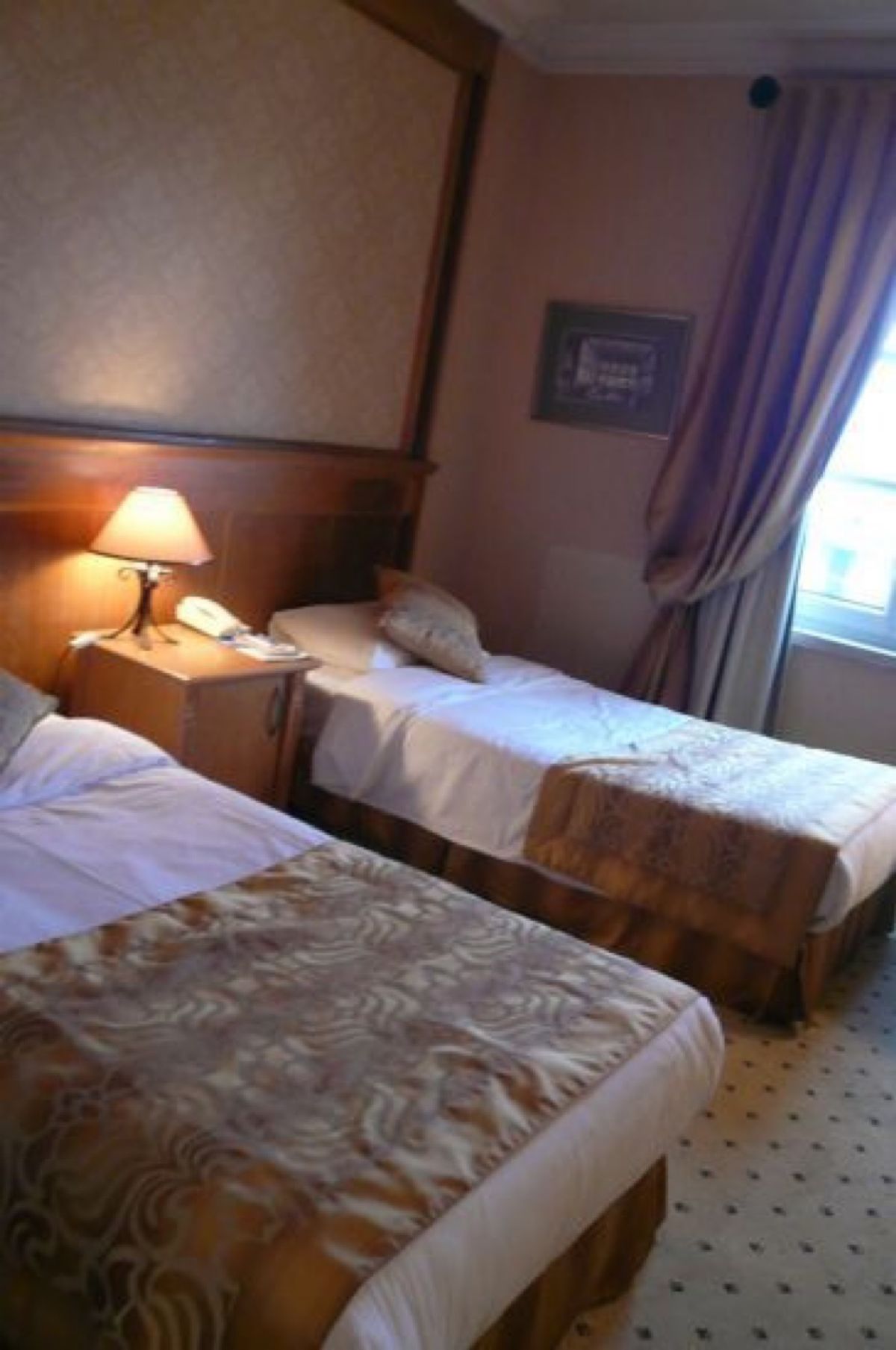 ★6日目

狭いけどなかなか雰囲気があって良いお部屋です。

窓からはアヤ...