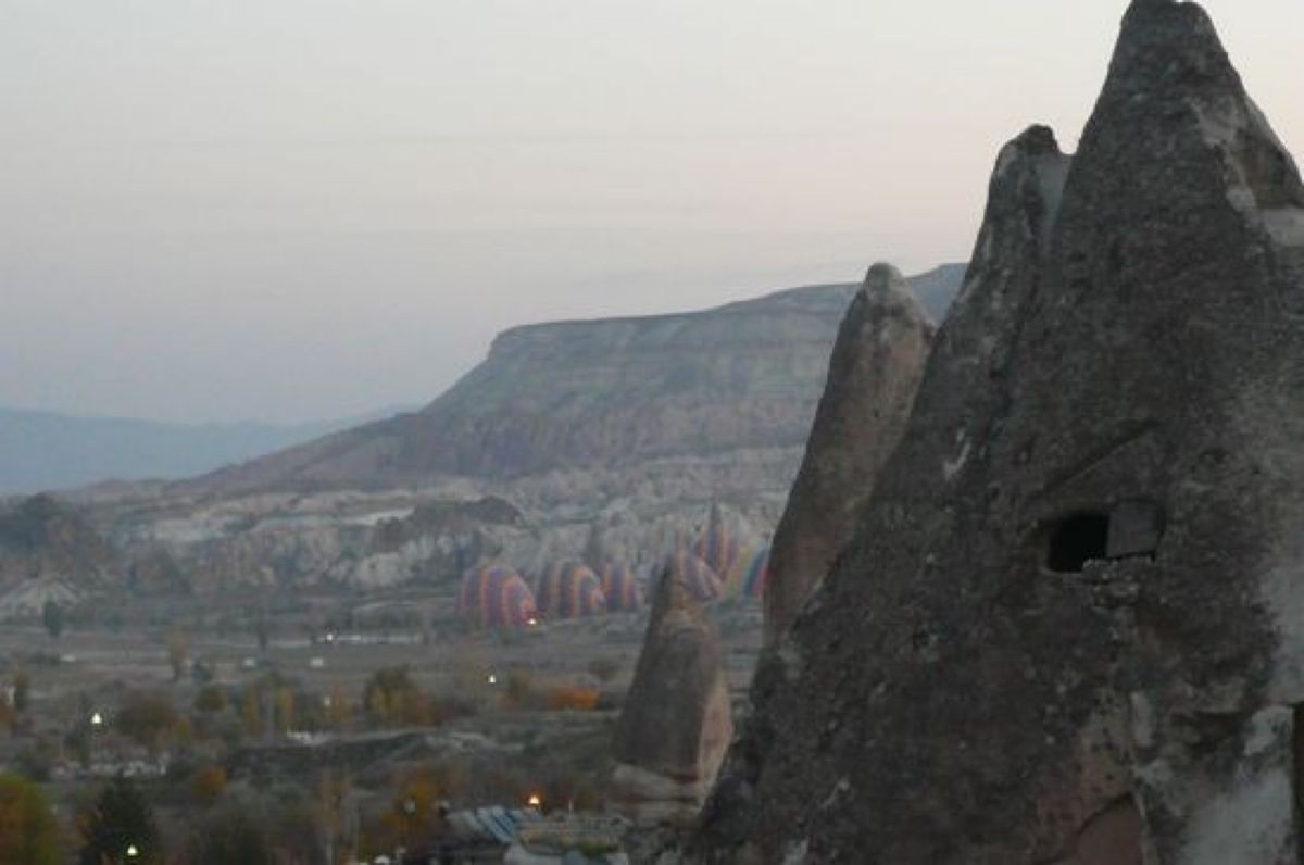 ★5日目

５日目の朝です。まずは朝食前にホテルの散策。

夜に着いたから...