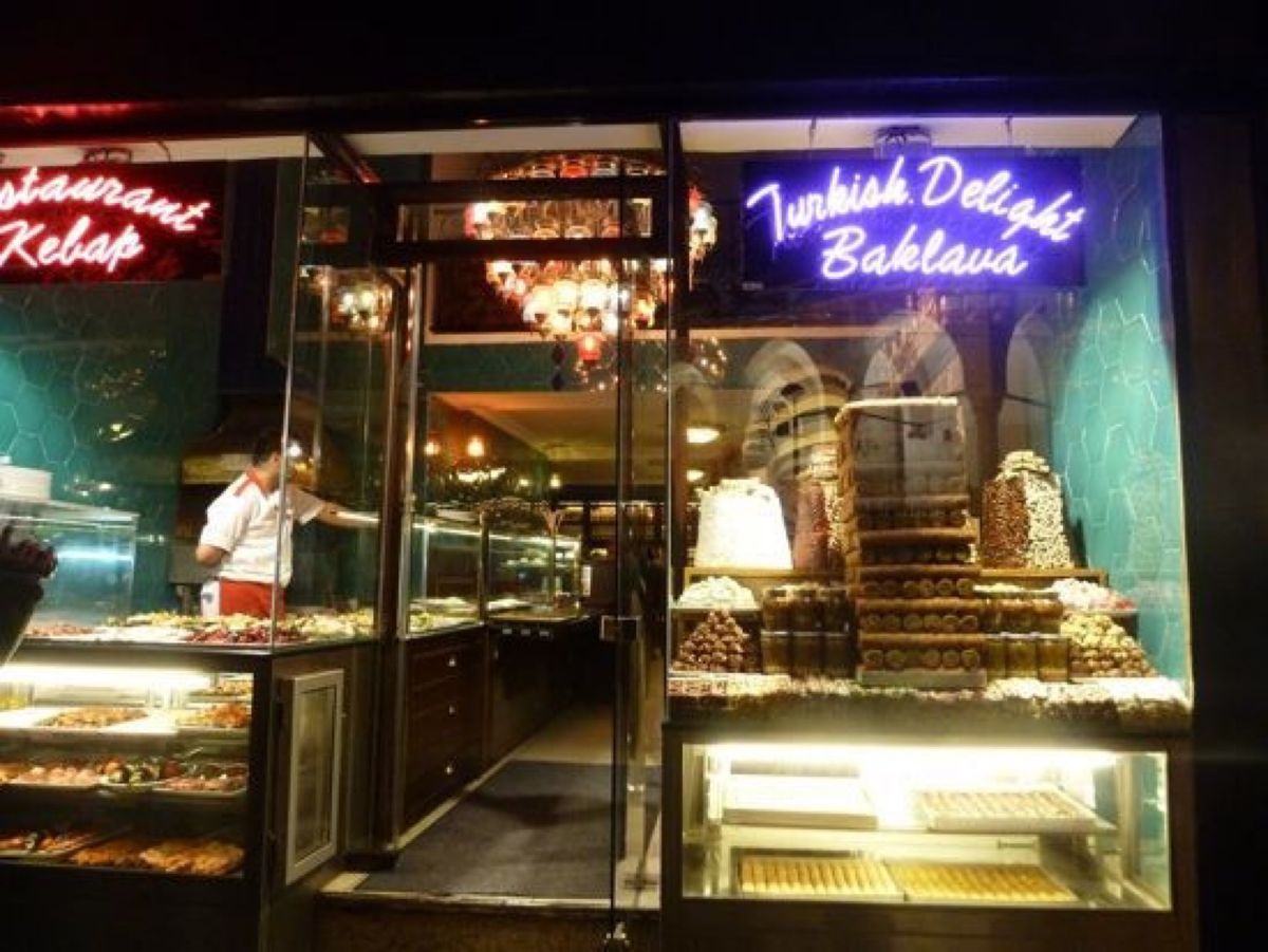 ★6日目

何か買い食いしたいけどお腹いっぱいで食べれないので、街中散策。...