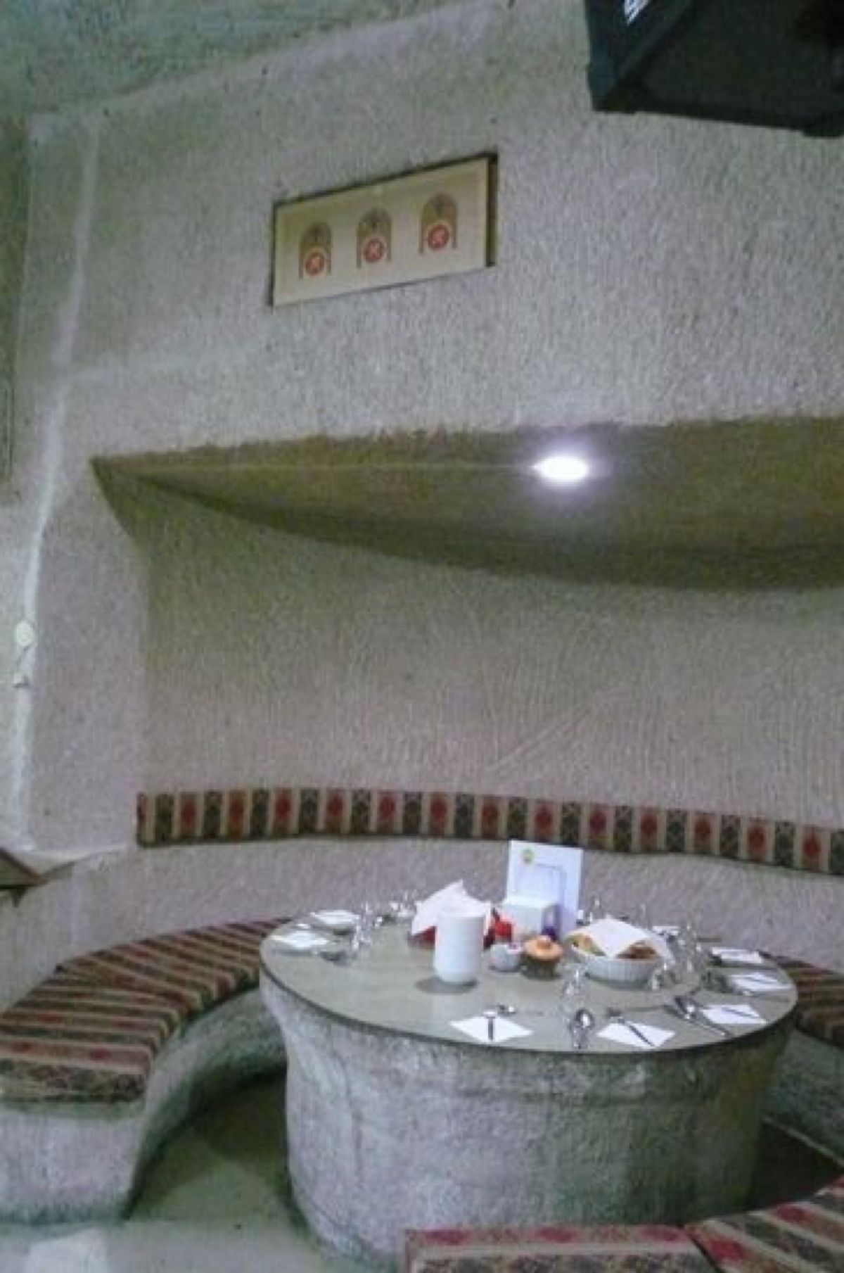 ★5日目

洞窟レストランでランチです。

スープは、チキン味で短いパスタ...