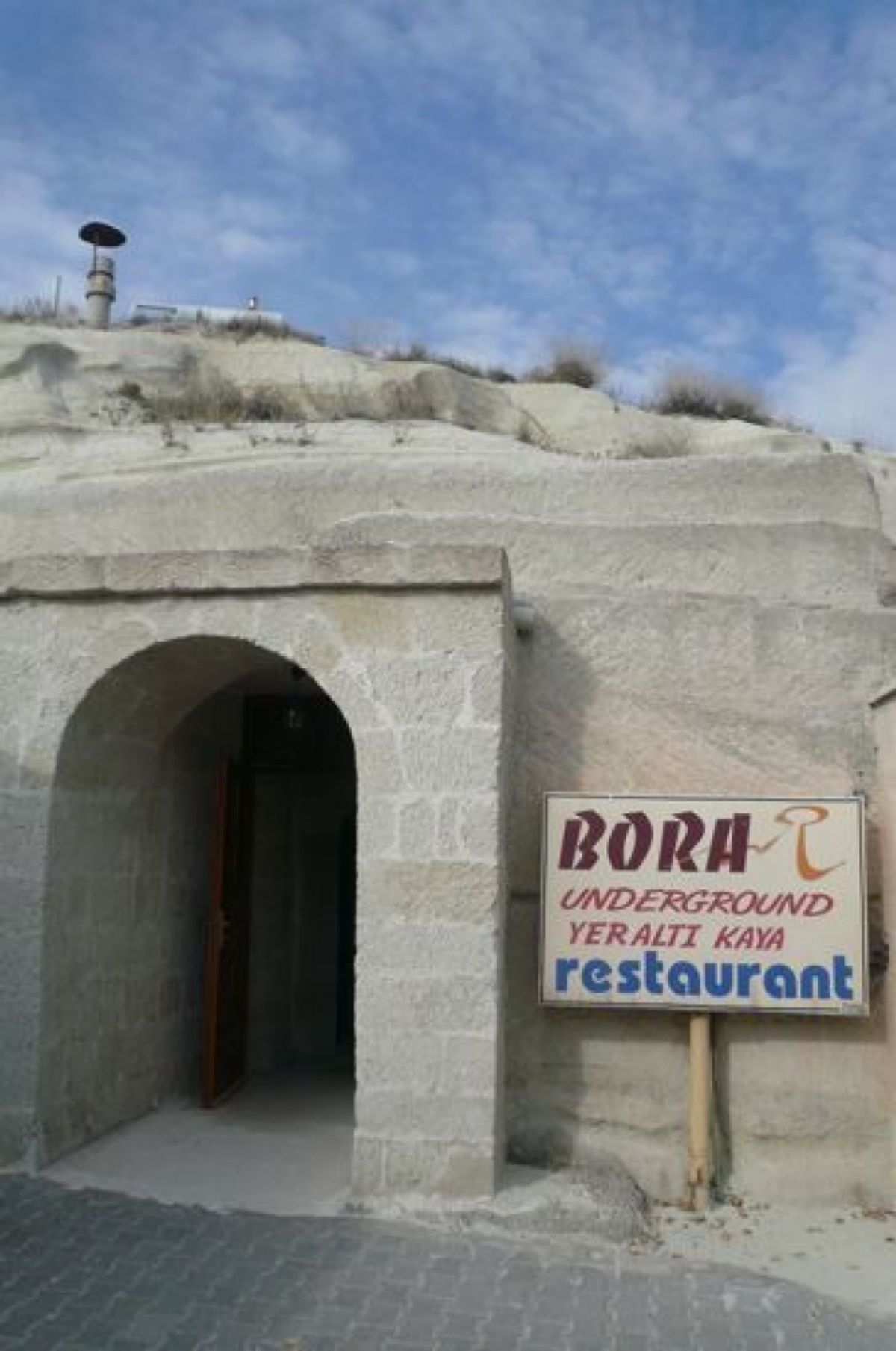 ★5日目

洞窟レストランでランチです。

スープは、チキン味で短いパスタ...