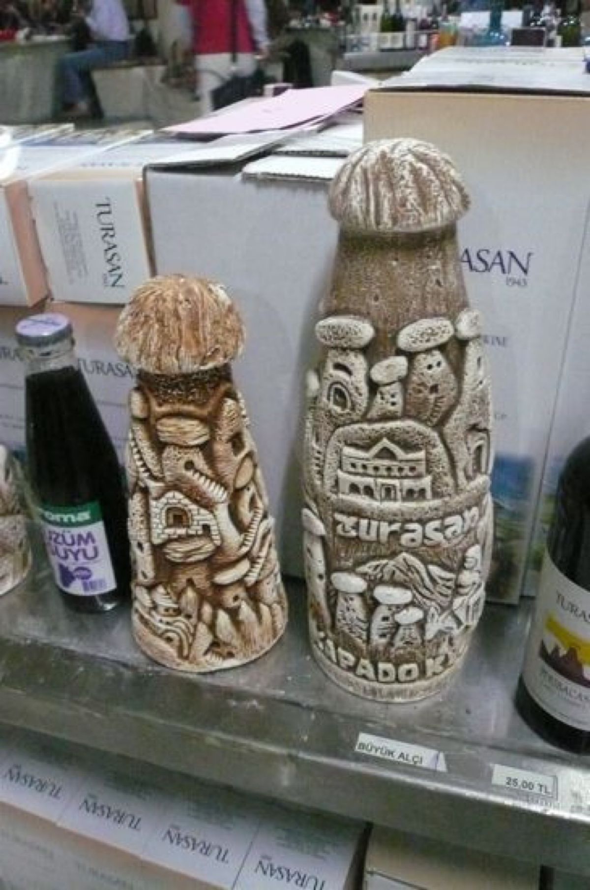 ★5日目

洞窟レストランでランチです。

スープは、チキン味で短いパスタ...