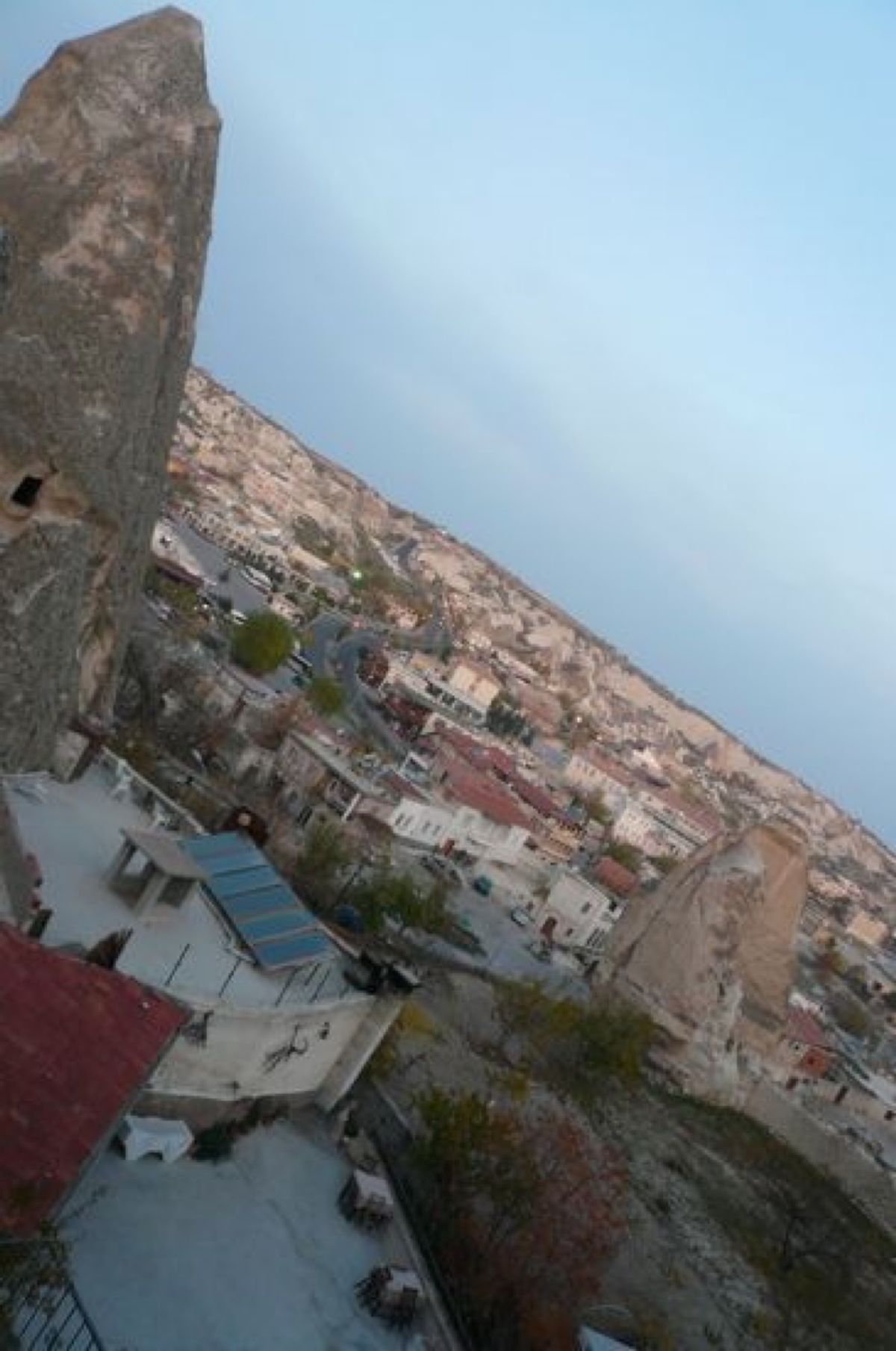 ★5日目

５日目の朝です。まずは朝食前にホテルの散策。

夜に着いたから...