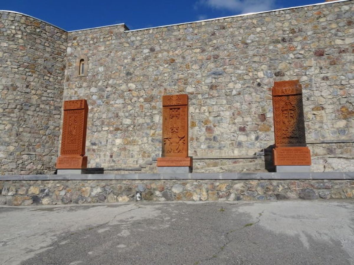 1枚目はアララト山とホルヴィラップ修道院、2枚目はホルヴィラップ修道院のハ...