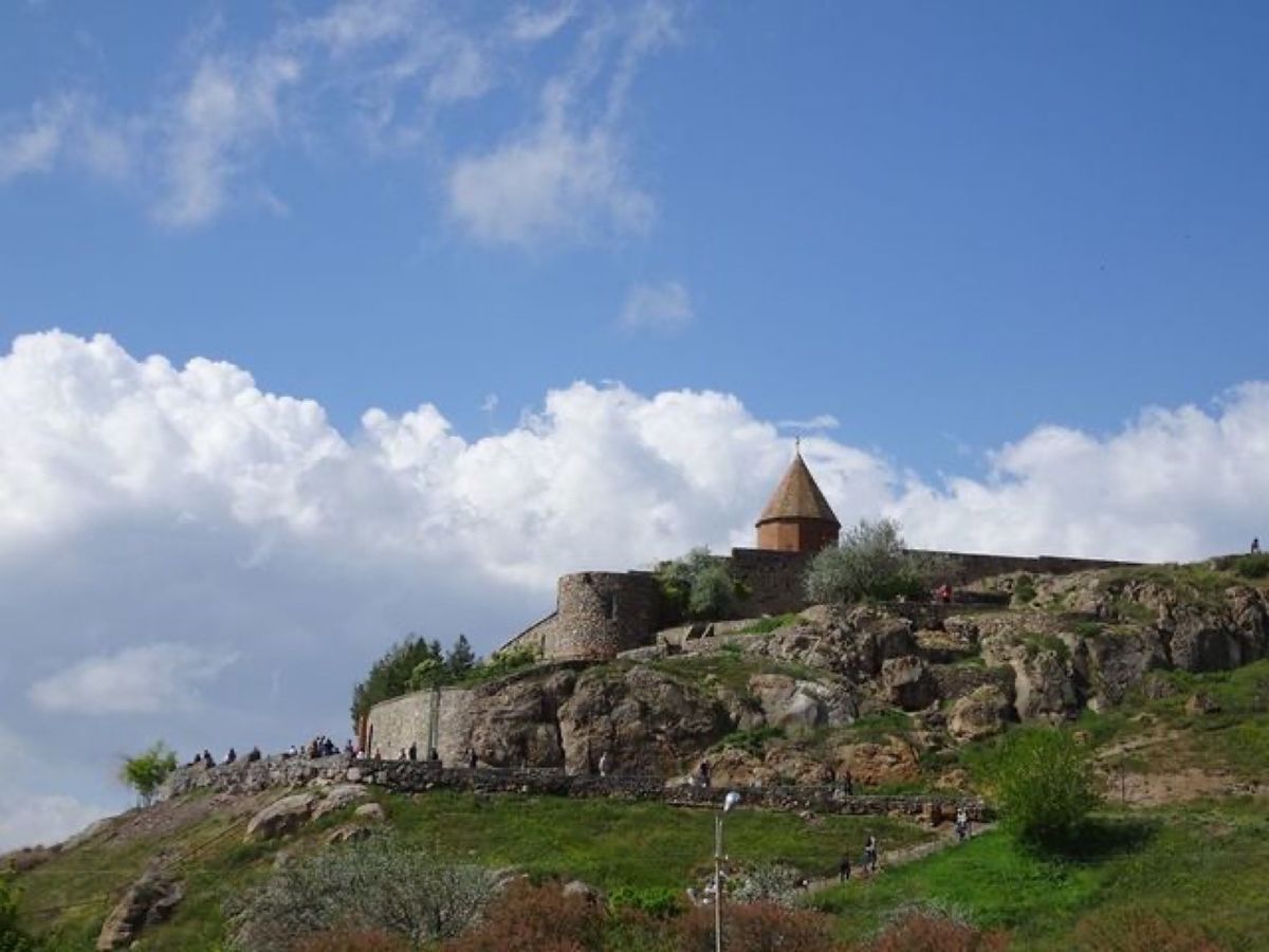 1枚目はアララト山とホルヴィラップ修道院、2枚目はホルヴィラップ修道院のハ...