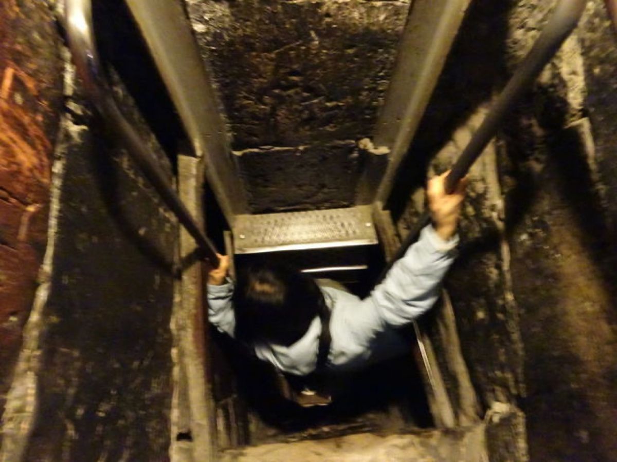 1枚目はアララト山とホルヴィラップ修道院、2枚目はホルヴィラップ修道院のハ...