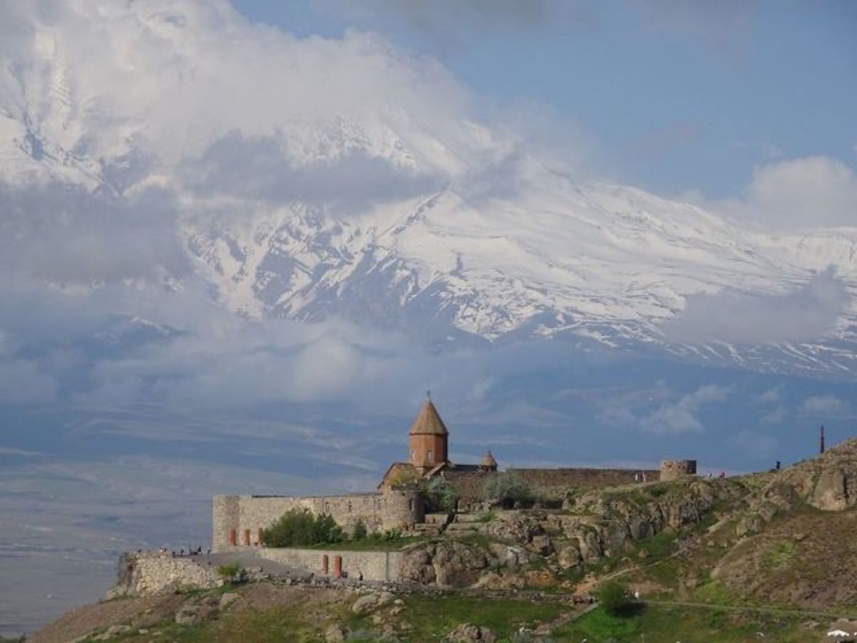 1枚目はアララト山とホルヴィラップ修道院、2枚目はホルヴィラップ修道院のハ...