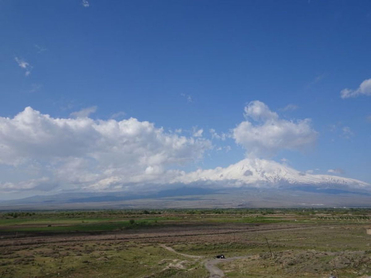 1枚目はホルヴィラップ修道院から見たアララト山で、トルコとの国境がわかりま...