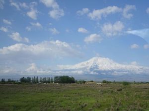 1枚目はホルヴィラップ修道院から見たアララト山で、トルコとの国境がわかりま...