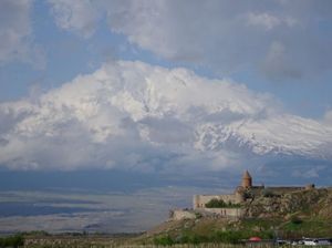 1枚目はホルヴィラップ修道院から見たアララト山で、トルコとの国境がわかりま...