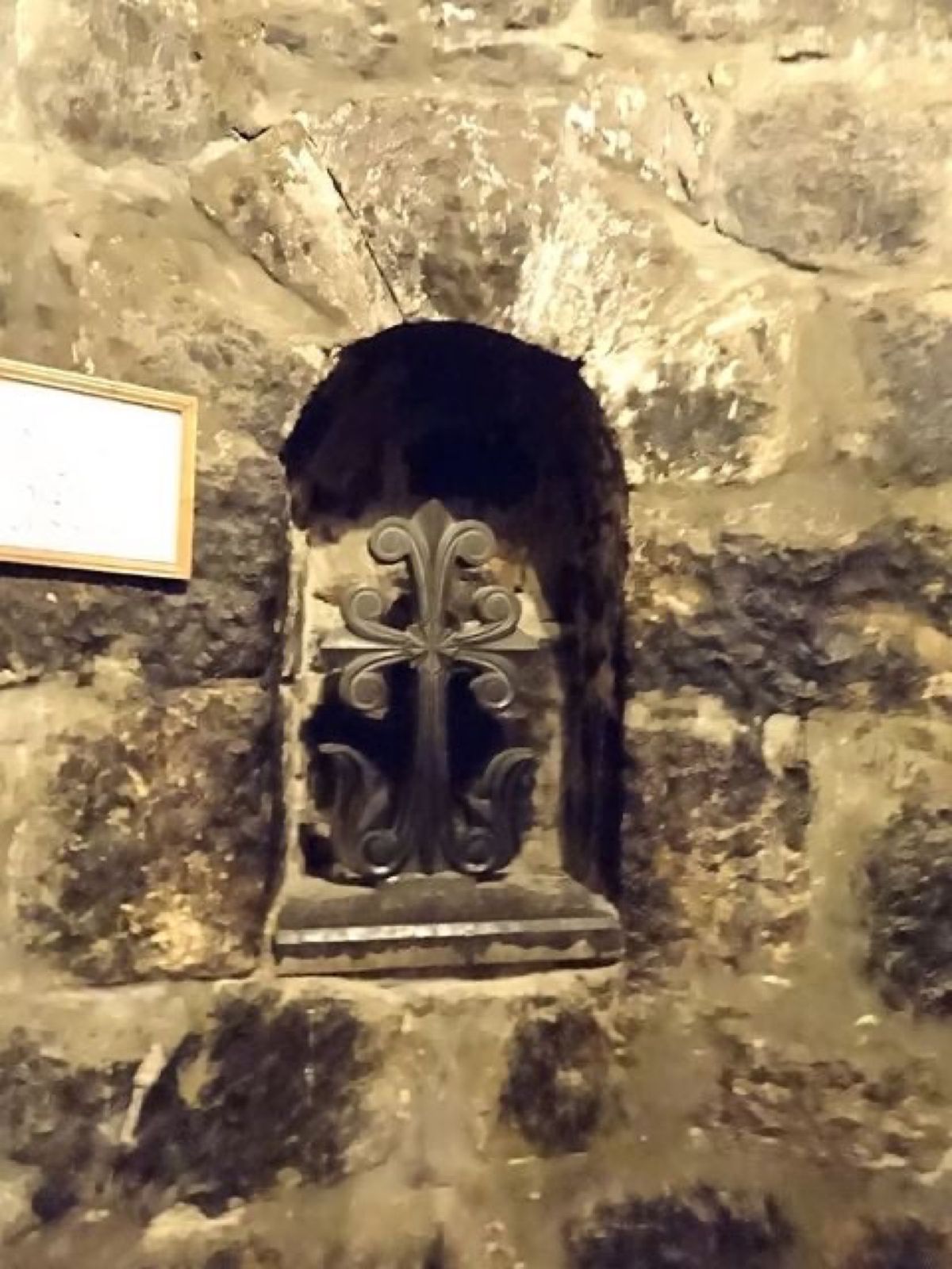 1枚目はホルヴィラップ修道院、2枚目はホルヴィラップ修道院の至聖所、3枚目...