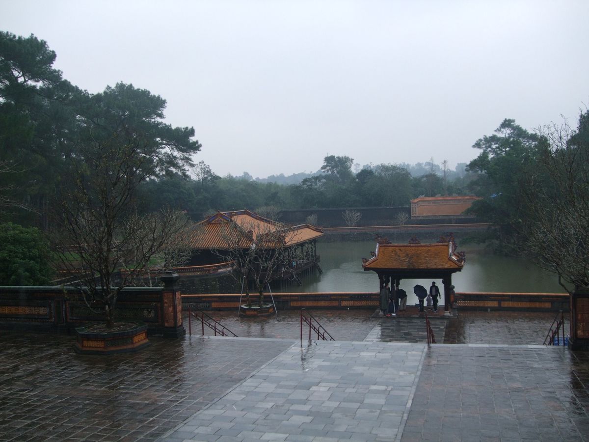 フエは年末は雨季の真っ只中でした。夏服で行ったら寒かった。北とも南とも気候...