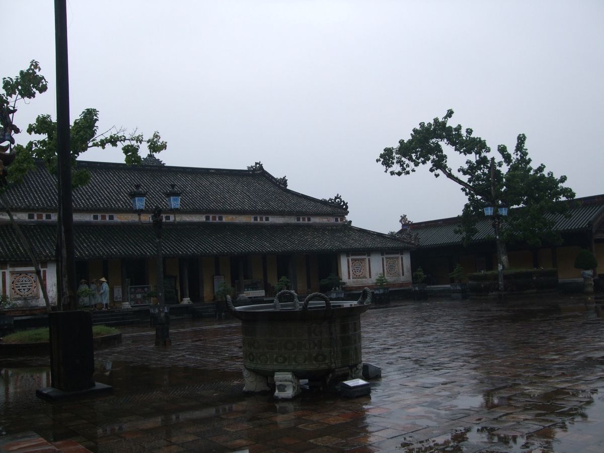 フエは年末は雨季の真っ只中でした。夏服で行ったら寒かった。北とも南とも気候...