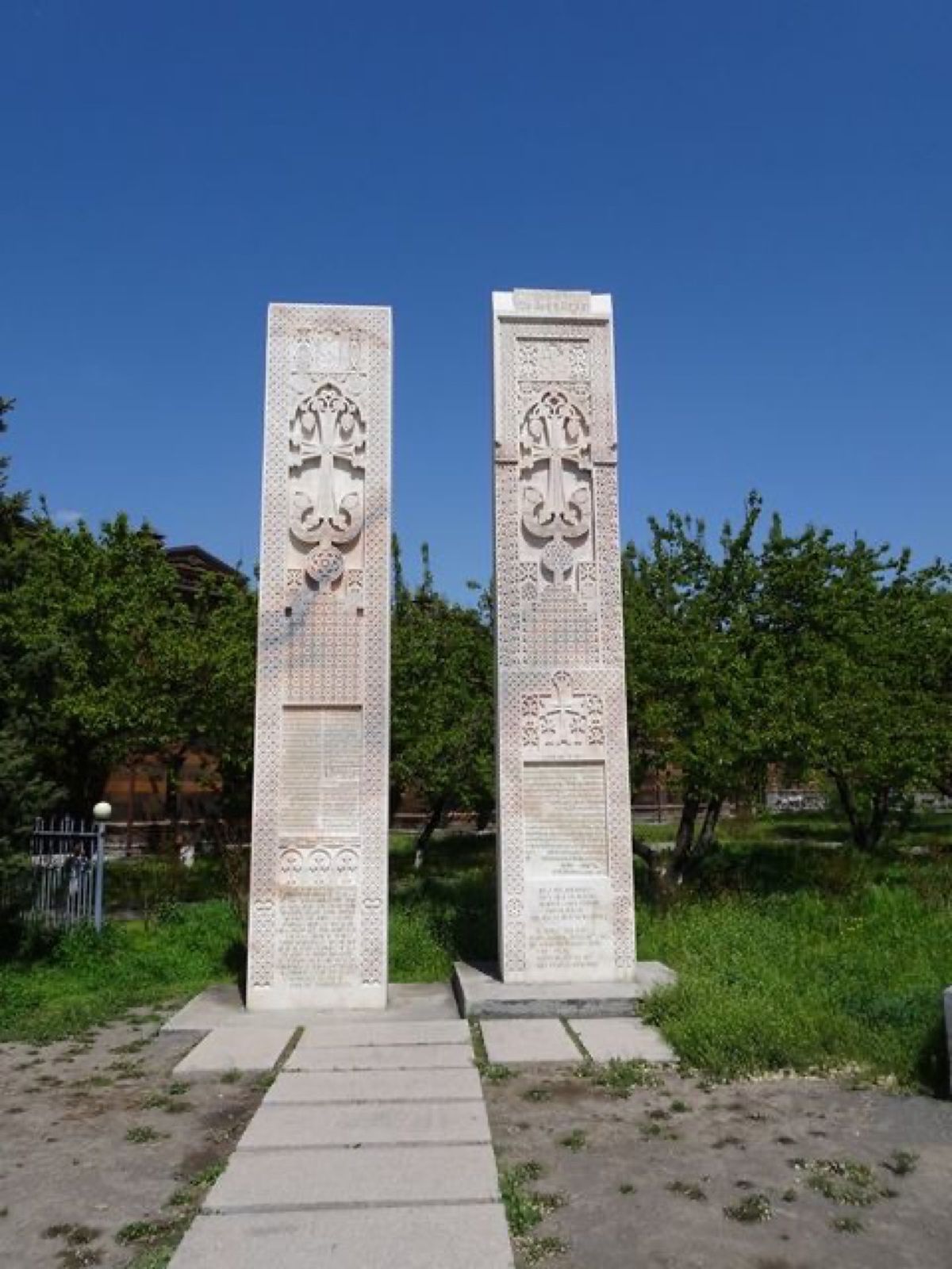 1枚目はエチミアジン大聖堂、2枚目はエチミアジン大聖堂の入口、3枚目はエチ...