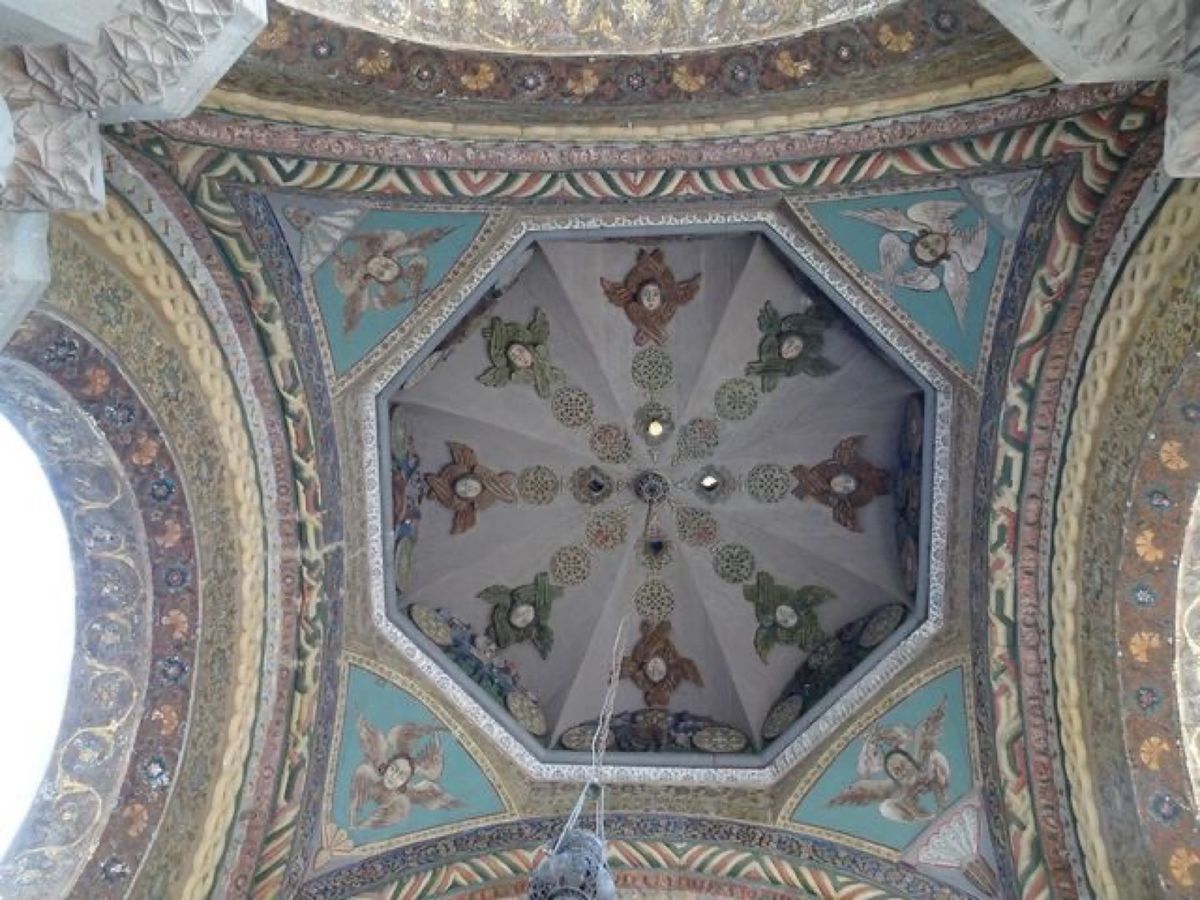 1枚目はエチミアジン大聖堂、2枚目はエチミアジン大聖堂の入口、3枚目はエチ...