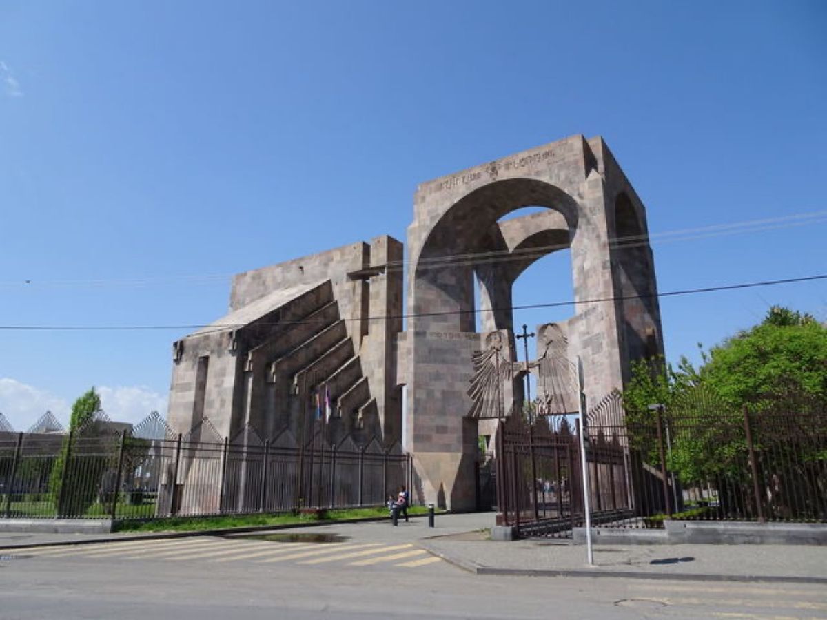 1枚目はエチミアジン大聖堂、2枚目はエチミアジン大聖堂の入口、3枚目はエチ...