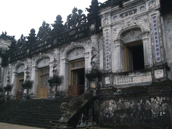 ベトナム・フエ「ベトナム」の写真：カイディン帝廟
ティエンムー寺院
宮廷料...