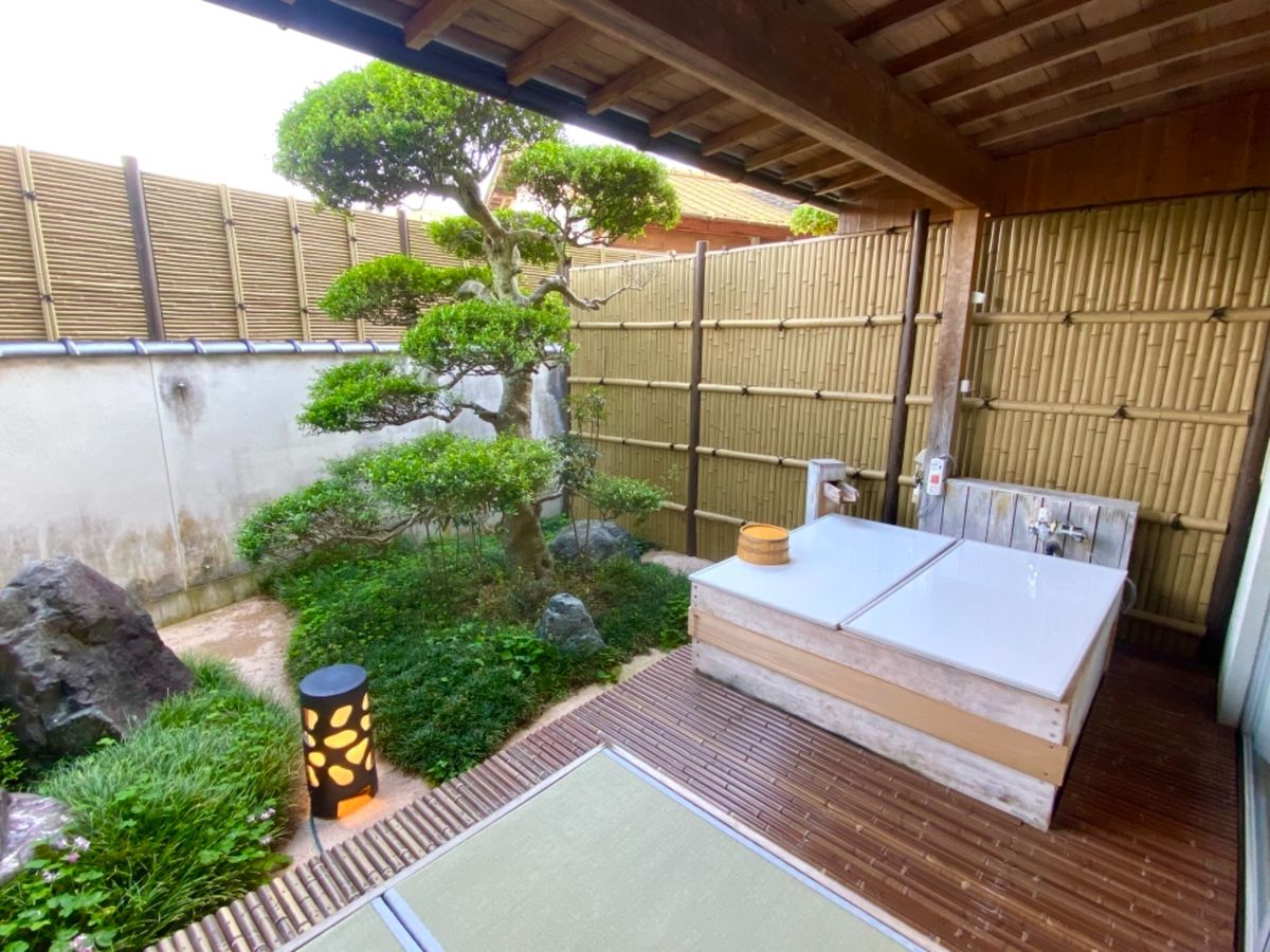 今回泊まった宿、竹亭


本当はシロヤマテラスを予約してたんだけど、
急に...