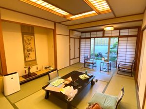 今回泊まった宿、竹亭


本当はシロヤマテラスを予約してたんだけど、
急に...