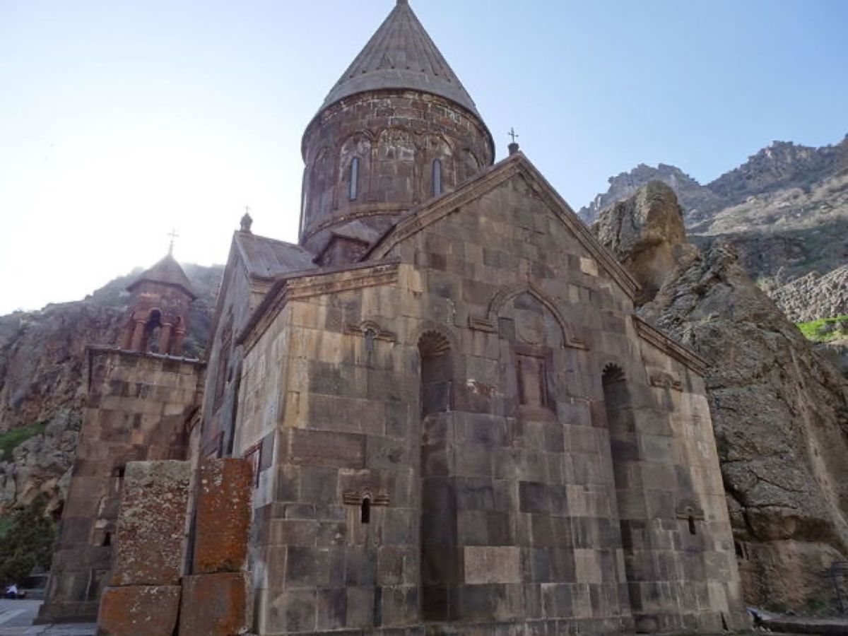 1枚目はゲガルド修道院の内部、2枚目はゲガルド修道院の主聖堂、3枚目はアザ...