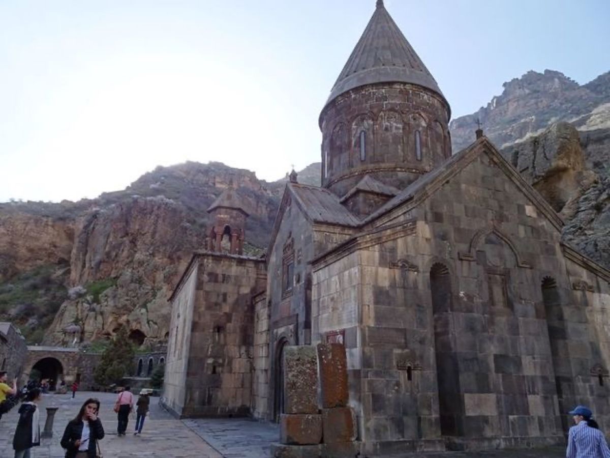 1枚目はゲガルド修道院と鐘楼、2枚目はゲガルド修道院、3枚目はゲガルド修道...