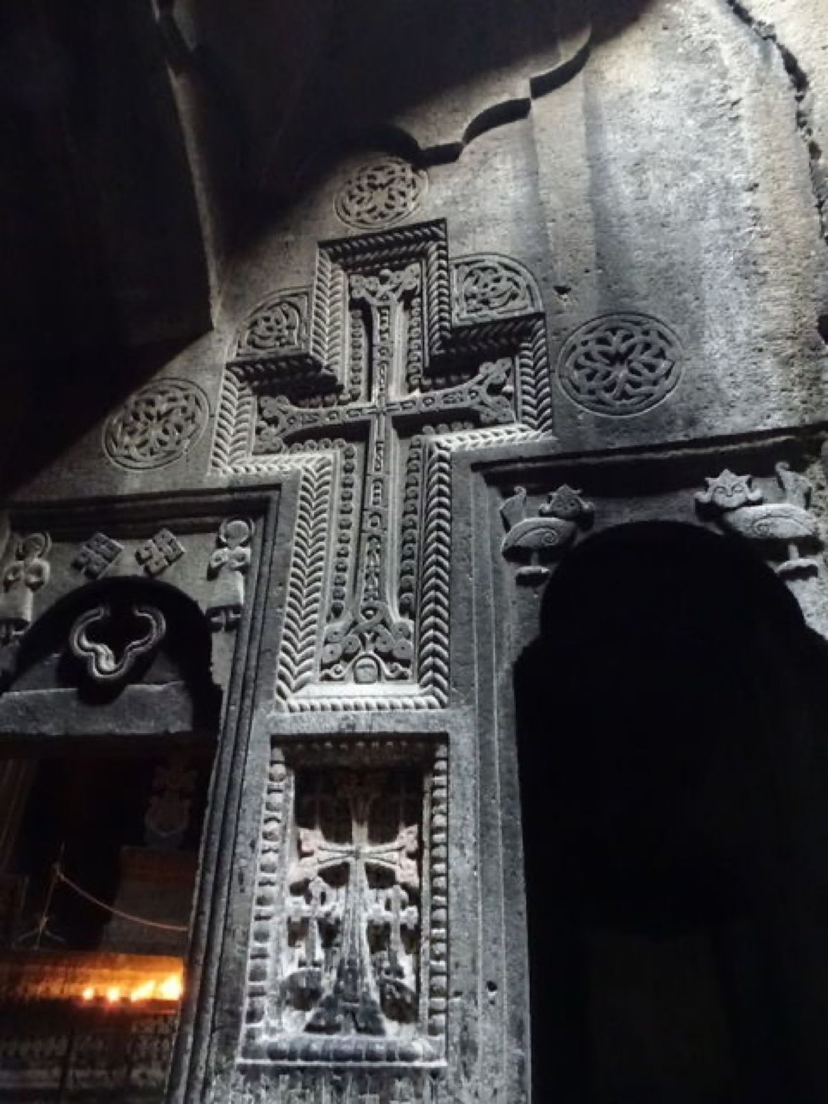 1枚目はゲガルド修道院の王家のシンボルであるライオンと鷲、2枚目と3枚目は...