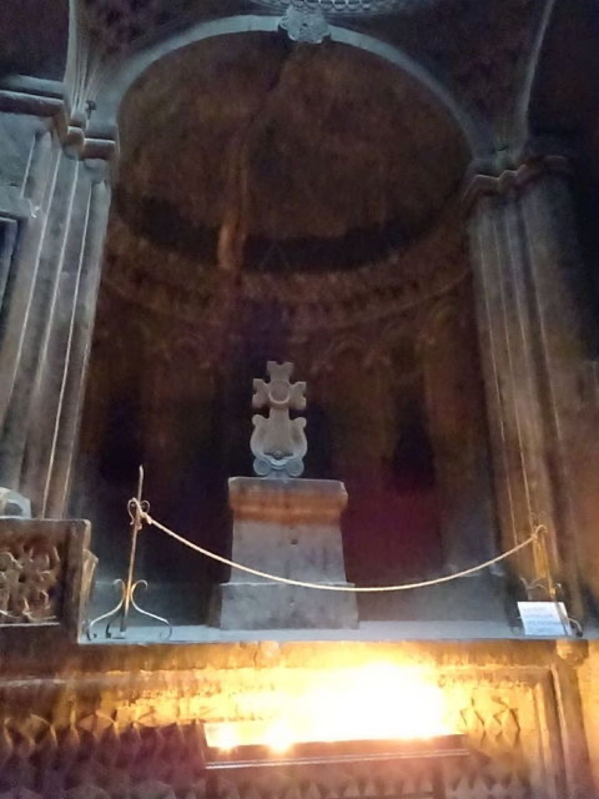 1枚目はゲガルド修道院の王家のシンボルであるライオンと鷲、2枚目と3枚目は...