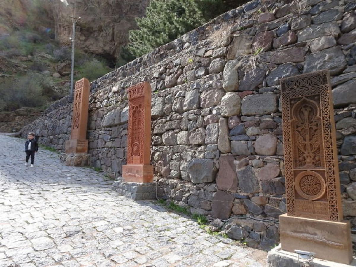 1枚目はゲガルド修道院と鐘楼、2枚目はゲガルド修道院、3枚目はゲガルド修道...