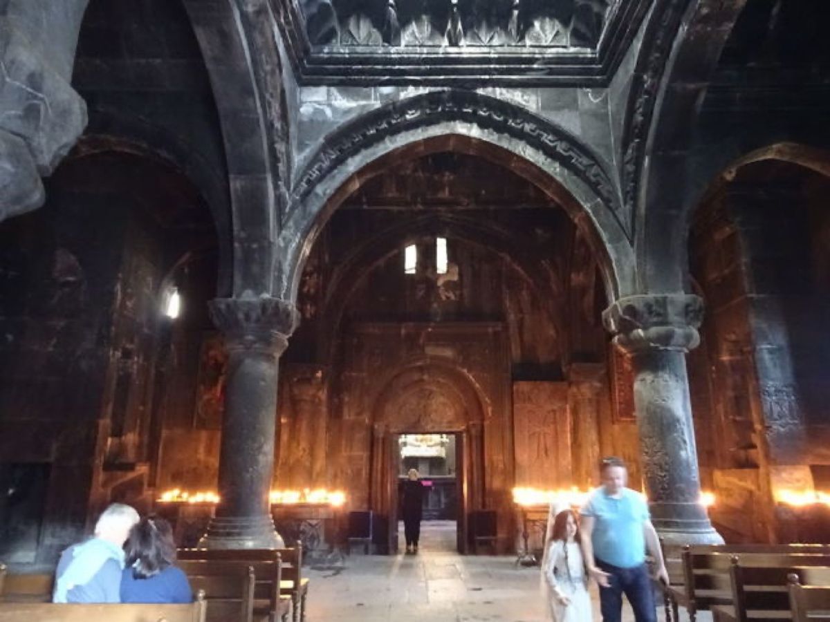 1枚目はゲガルド修道院、2枚目はゲガルド修道院の至聖所、3枚目はゲガルド修...