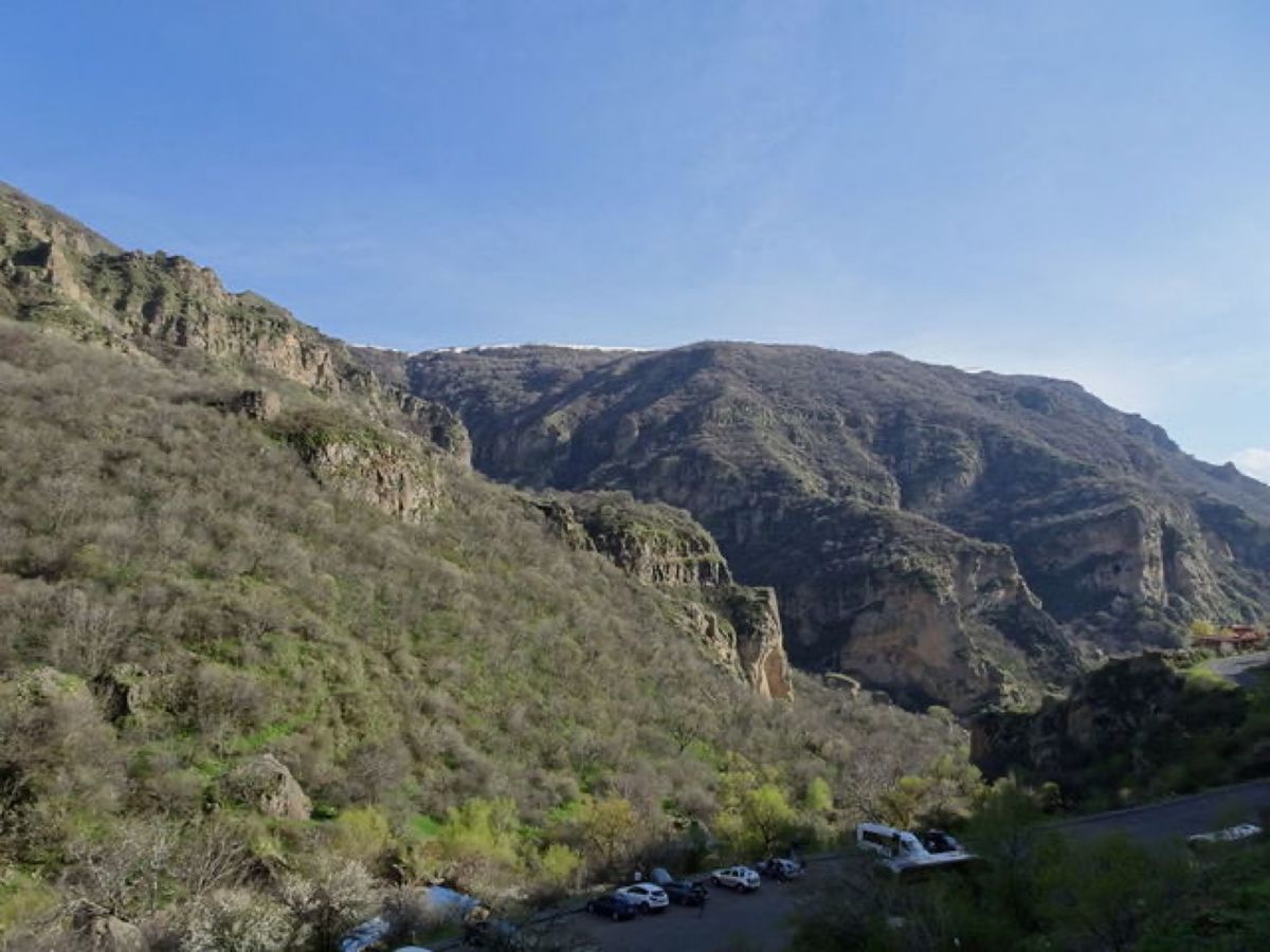 1枚目はゲガルド修道院と鐘楼、2枚目はゲガルド修道院、3枚目はゲガルド修道...