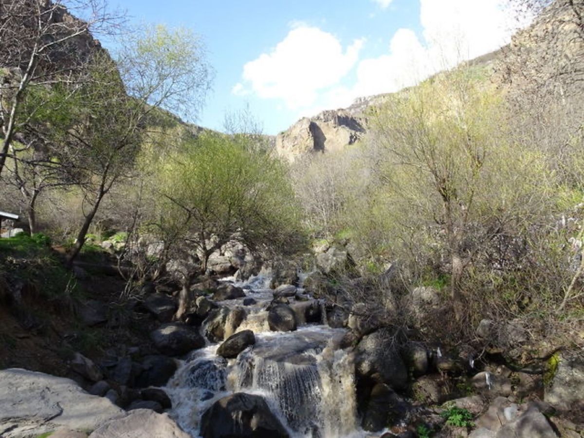 1枚目はゲガルド修道院の内部、2枚目はゲガルド修道院の主聖堂、3枚目はアザ...