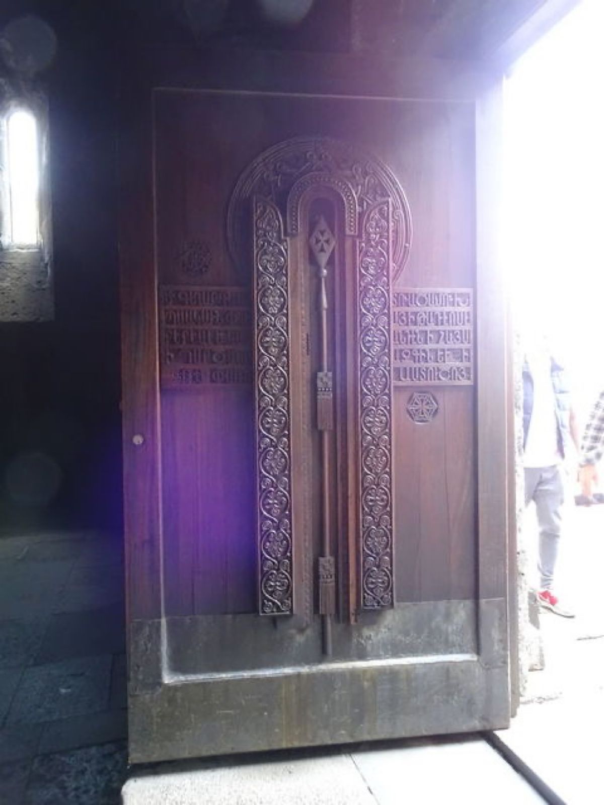 1枚目はゲガルド修道院の王家のシンボルであるライオンと鷲、2枚目と3枚目は...