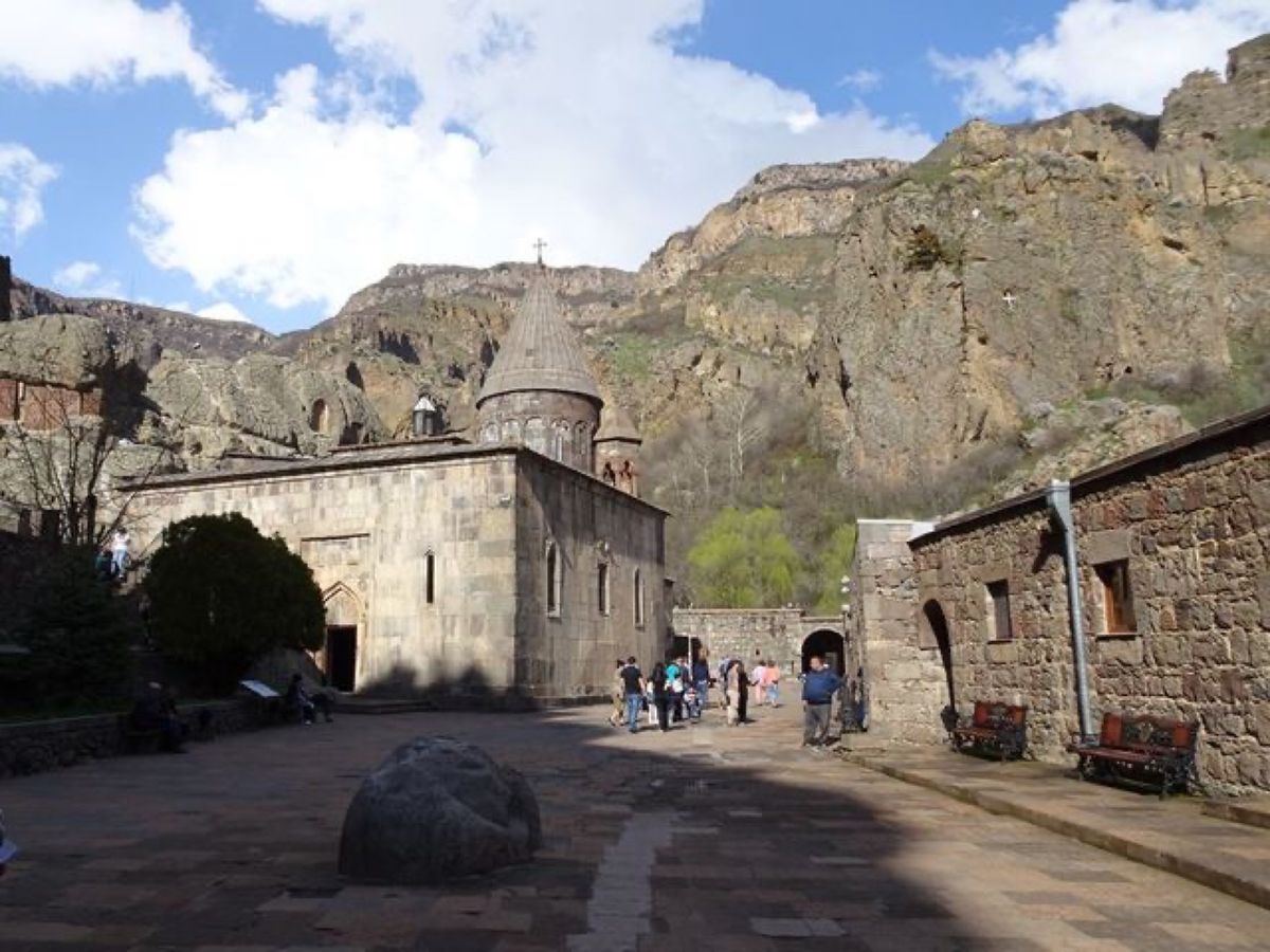 1枚目はゲガルド修道院、2枚目はゲガルド修道院の至聖所、3枚目はゲガルド修...