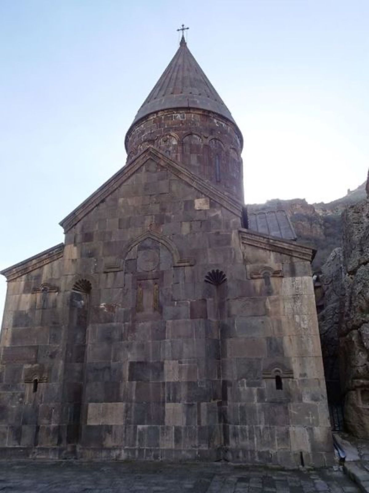 1枚目はゲガルド修道院と鐘楼、2枚目はゲガルド修道院、3枚目はゲガルド修道...