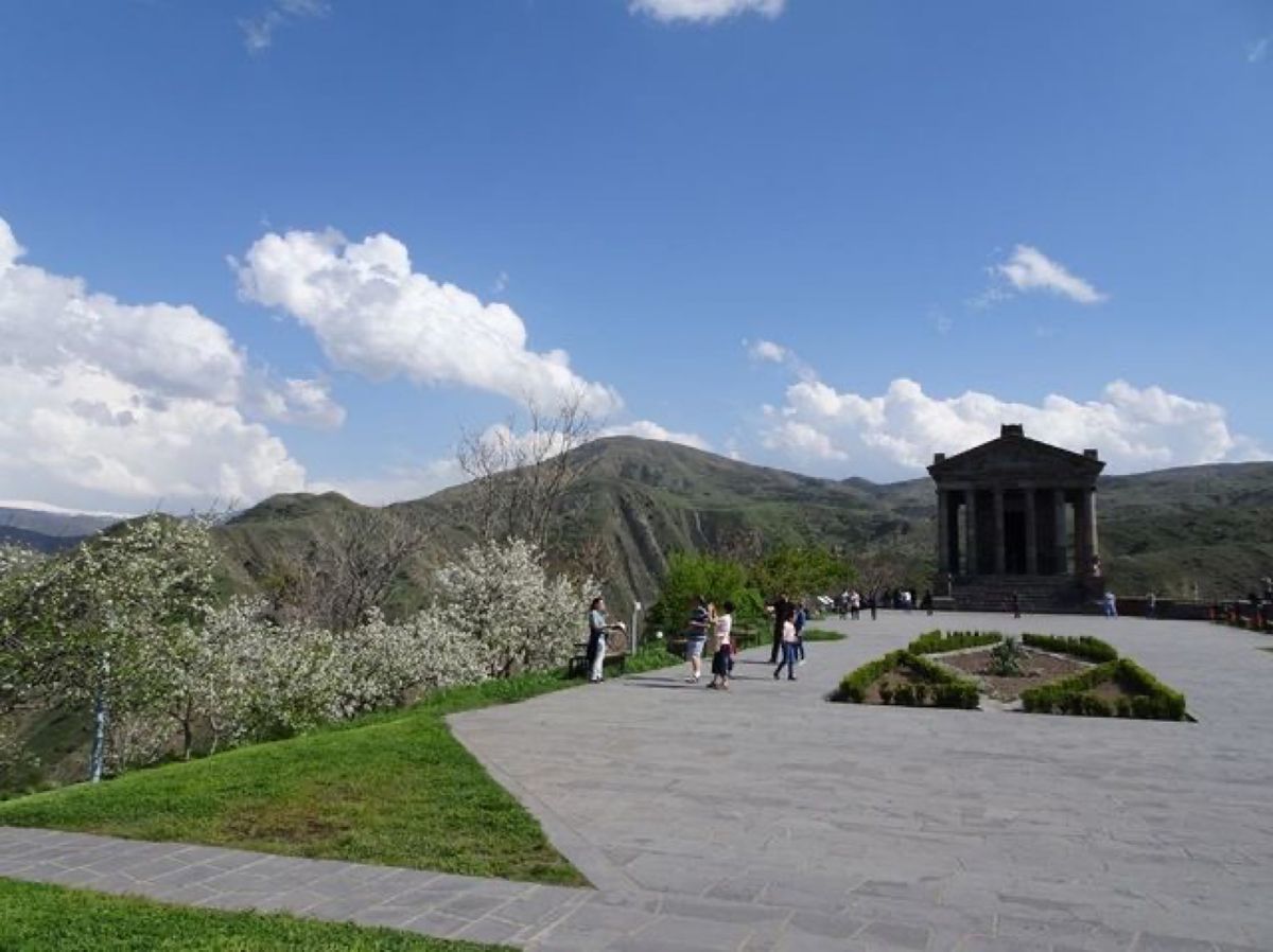 1枚目と4枚目はガルニ神殿、2枚目はガルニ神殿の天井、3枚目はガルニ神殿の...