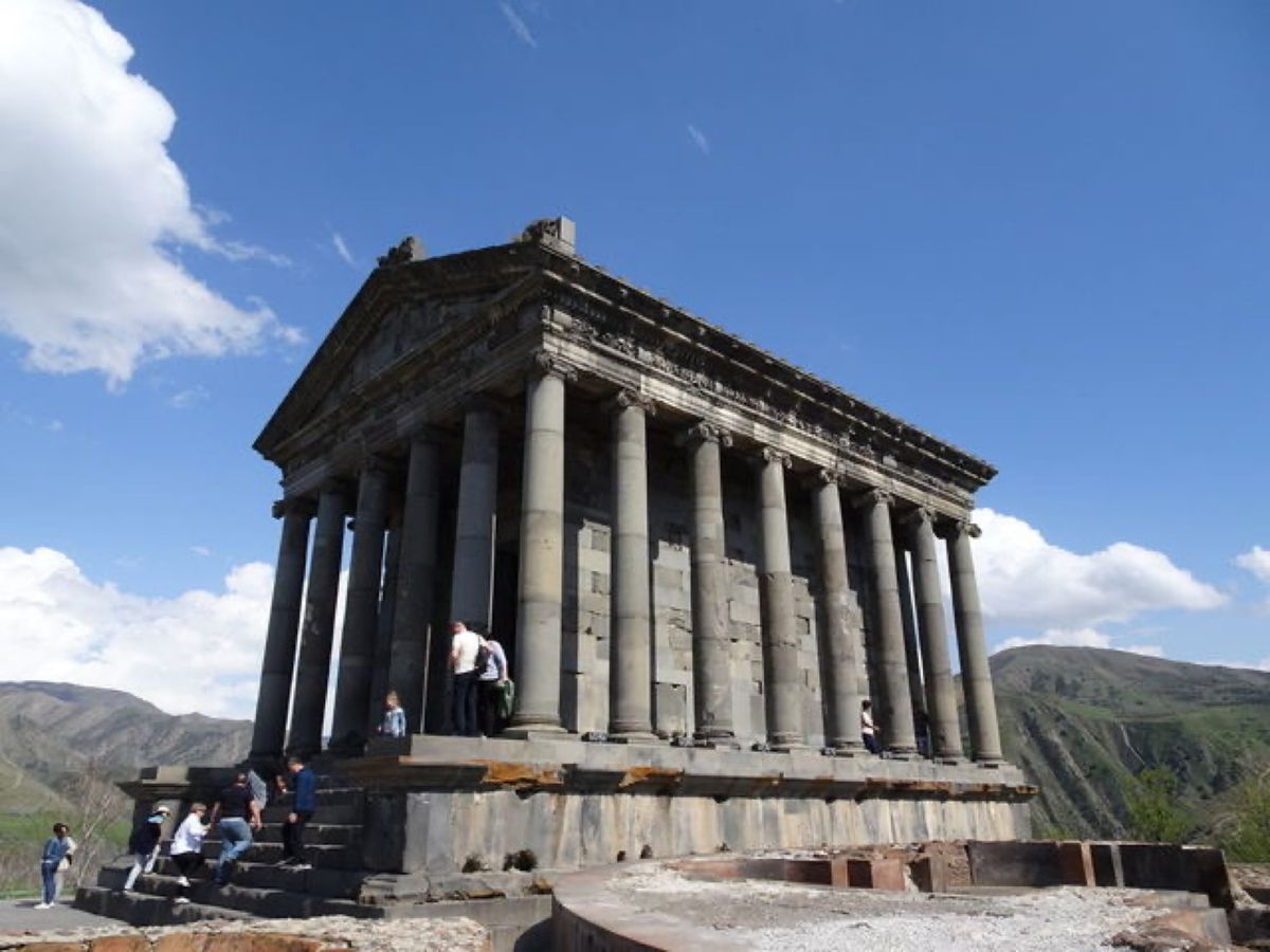 1枚目と4枚目はガルニ神殿、2枚目はガルニ神殿の天井、3枚目はガルニ神殿の...