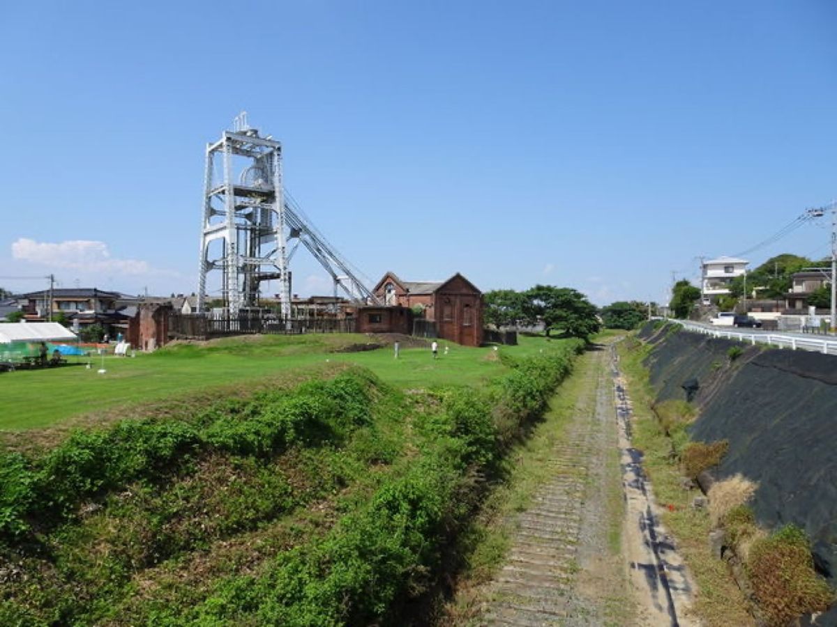 1枚目は三池炭鉱宮原坑、2枚目は三池炭鉱宮原坑の第二竪坑捲揚機室、3枚目は...