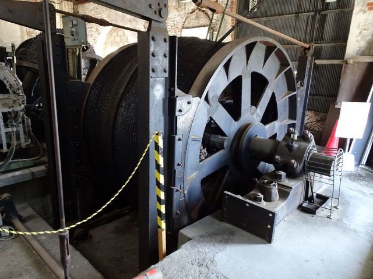 1枚目は三池炭鉱宮原坑、2枚目は三池炭鉱宮原坑の第二竪坑捲揚機室、3枚目は...