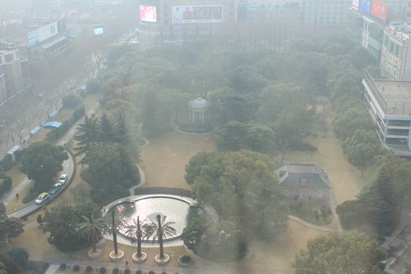 中国・上海「霧の上海」の写真：晴れているはずなのに、靄の中に飛行機が突...