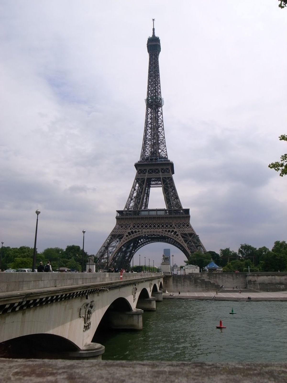 ふらふら歩いてたら遠くにエッフェル塔が見えたのでそちらに向ってたどり着くの図