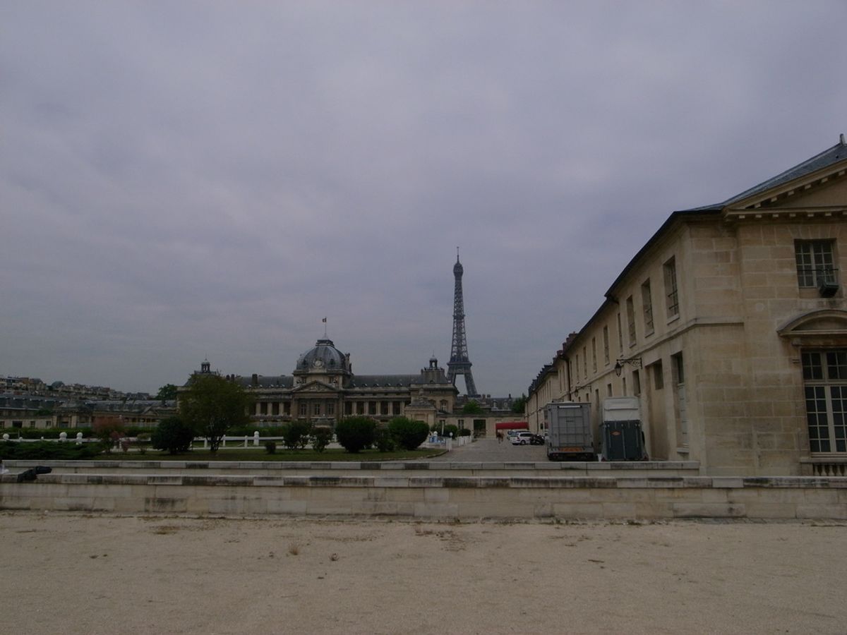 ふらふら歩いてたら遠くにエッフェル塔が見えたのでそちらに向ってたどり着くの図