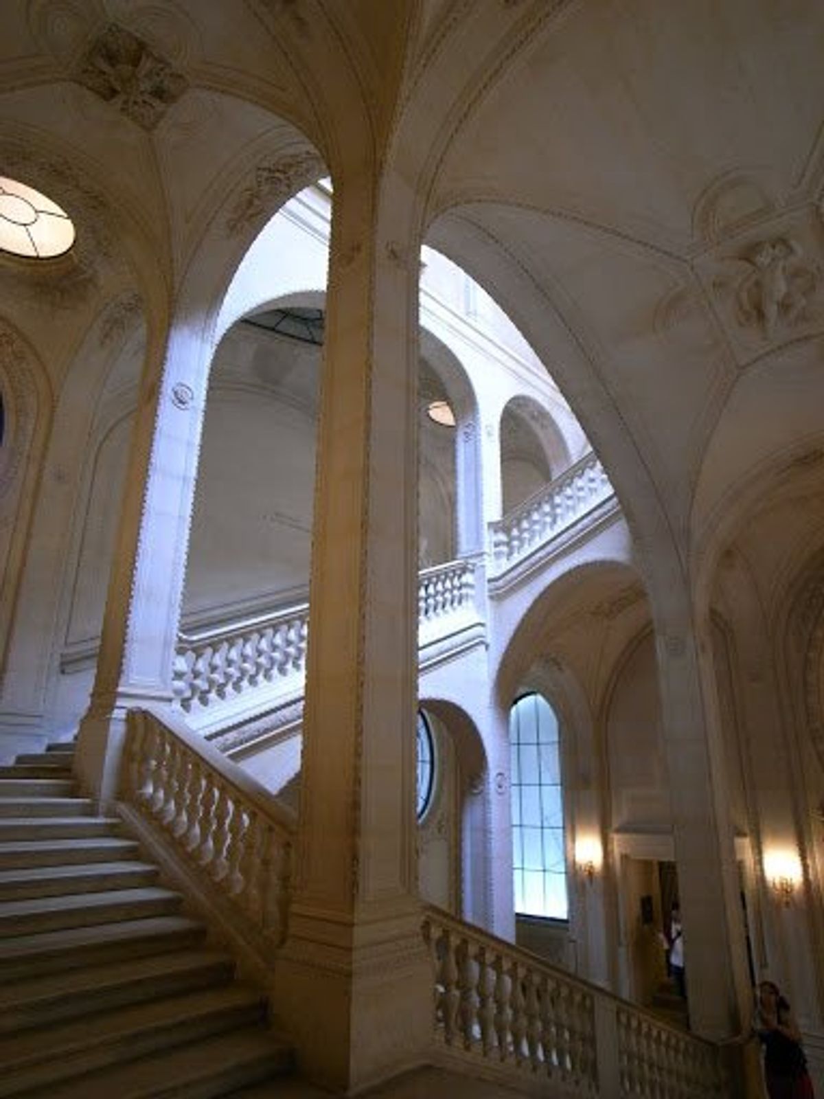 7日はルーブル美術館に行ったらしい。ゴテゴテの装飾がついた華美なものが山程...