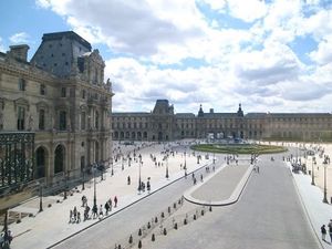 7日はルーブル美術館に行ったらしい。ゴテゴテの装飾がついた華美なものが山程...