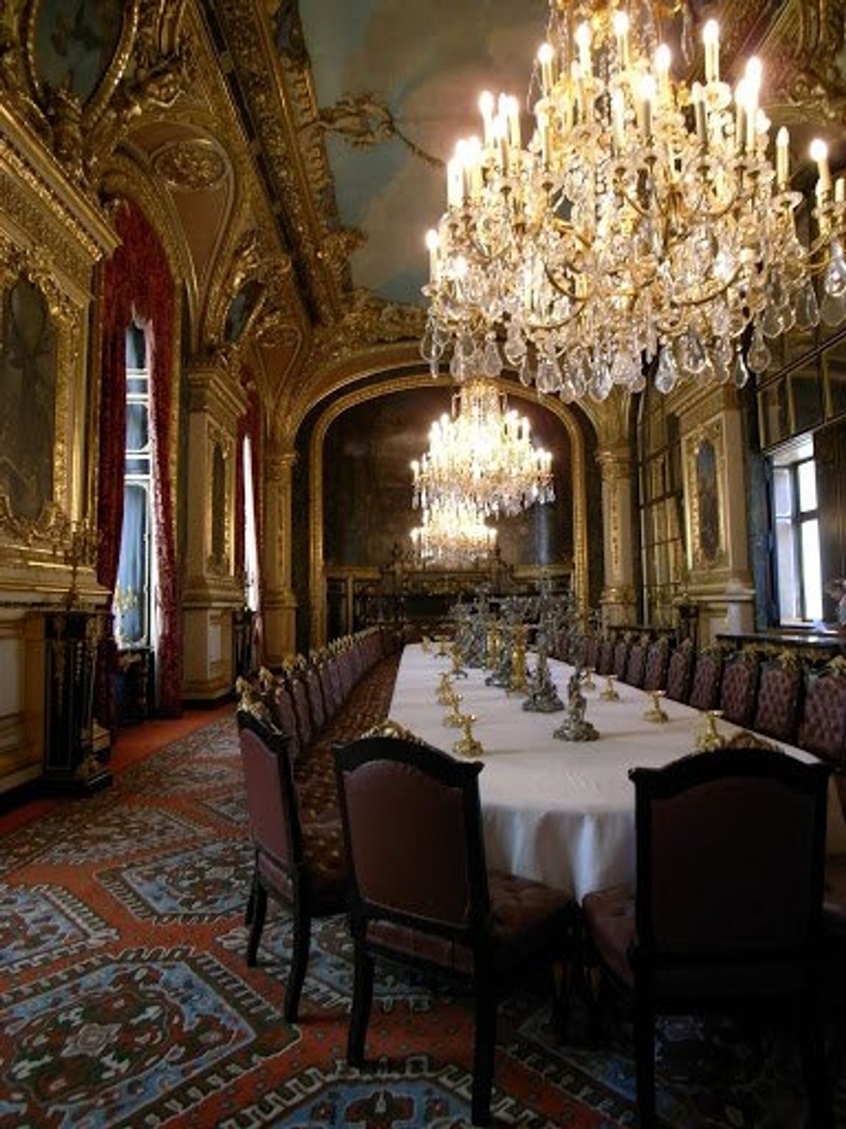 7日はルーブル美術館に行ったらしい。ゴテゴテの装飾がついた華美なものが山程...